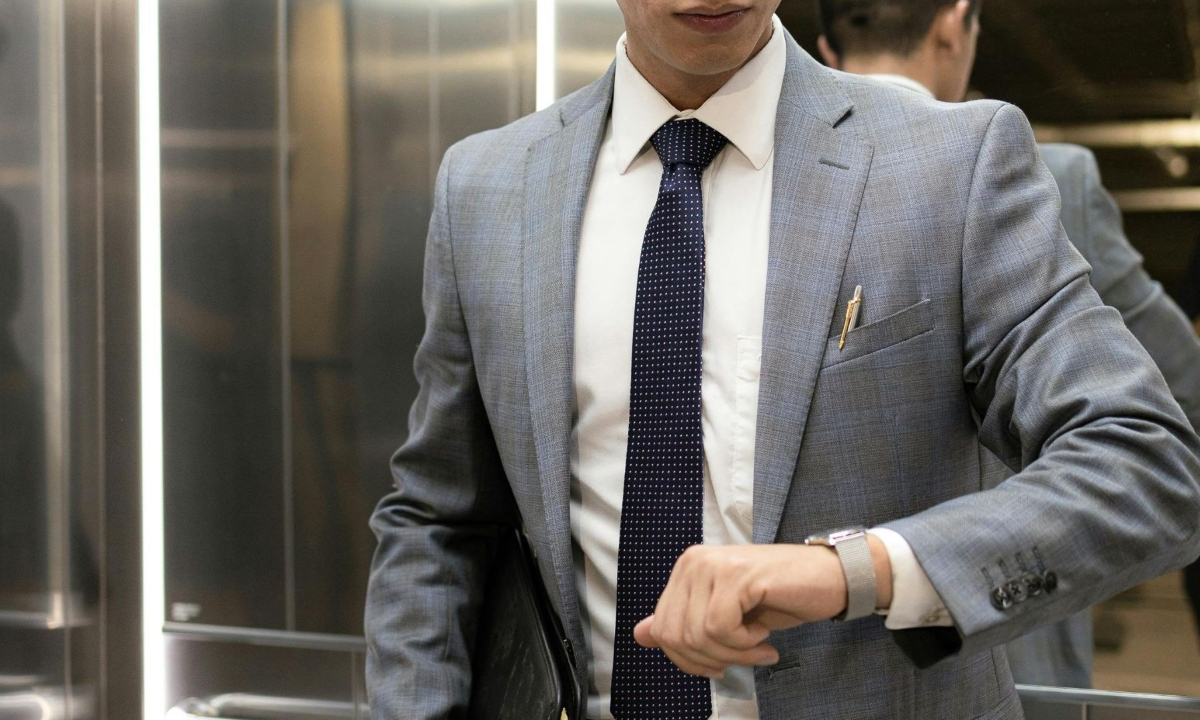 エレベーターに乗っている時間で伝えたいことをまとめるトレーニングを